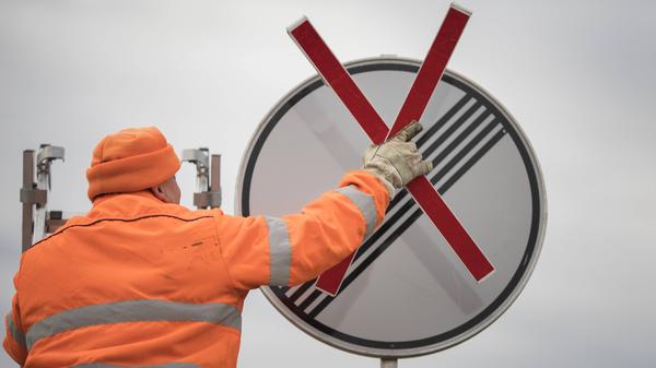 Symbolbild zum Thema Tempolimit : Ein Verkehrsschild fuer das Ende einer Geschwindigkeitsbegrenzung wird mit einem Kreu