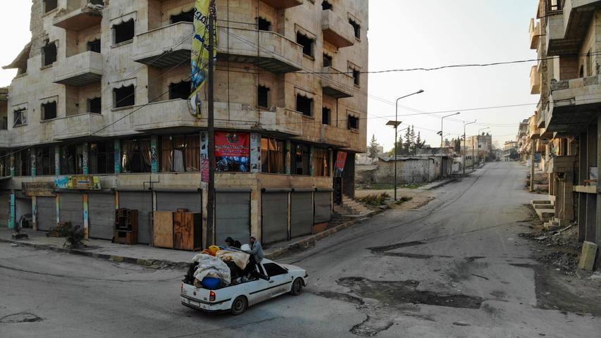 Ein am 23. Dezember 2019 aufgenommenes Drohnenbild zeigt eine Familie auf der Flucht mit ihrem Hab und Gut aus Maaret al-Numan im syrischen Süd-Idlib. Regimetruppen hatten nach Tagen gewaltsamer Zusammenstöße Dutzende von Städten und Dörfern im Nordwesten Syriens unter ihre Gewalt gebracht. Bei den Kämpfen mit den Dschihadisten war es zu einem Exodus von Zivilisten gekommen. Das teilte das in Großbritannien ansässige syrische Observatorium für Menschenrechte mit. Nach Angaben der Vereinten Nationen haben das Regime und der russische Bombenangriff auf die Region Maaret al-Numan seit dem 16. Dezember Zehntausende schutzbedürftiger Menschen gezwungen, ihre Häuser zu verlassen.
