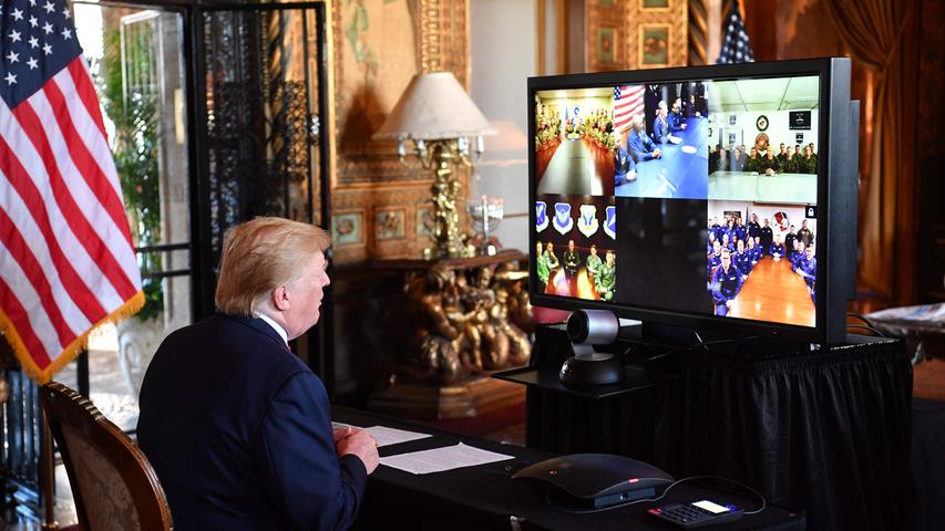 Video-Chat zu Weihnachten: US-Präsident Donald Trump macht am 24. Dezember 2019 einen Videoanruf an die Truppen, die weltweit stationiert sind. Trump telefonierte von seinem riesigen Anwesen Mar-a-Lago in Palm Beach, Florida, aus.