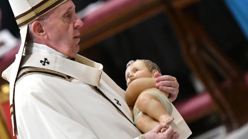 Papst Franziskus trug während einer Messe am 24. Dezember eine Figur des Jesuskindes. In der Petersbasilika im Vatikan hielt er die Messe zur Geburt Jesu Christi.