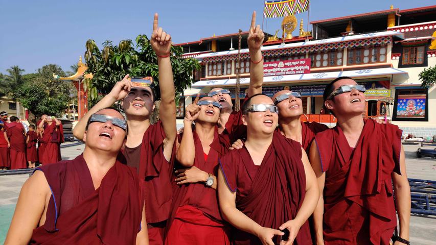 Mönche im Kloster in einer tibetischen Kolonie beobachteten am 26. Dezember ein besonderes Ereignis: Im indischen Bundesstaat Süd-Karnataka sahen sie mit Sonnenschutzbrille eine Sonnenfinsternis mit Feuerring.