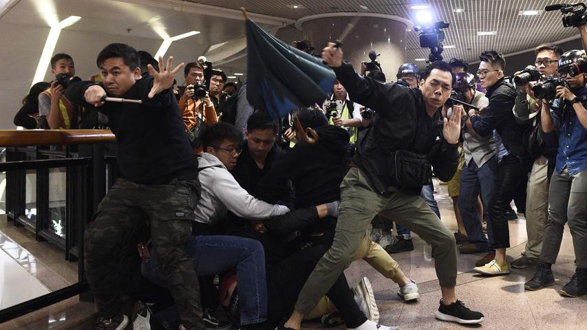 Das Bild zeigt Demonstranten bei einer Auseinandersetzung mit der Polizei in Hongkong. Ein Demonstrant war am 24. Dezember in einem Einkaufszentrum im Bezirk Tsim Sha Tsui festgenommen wurde.
