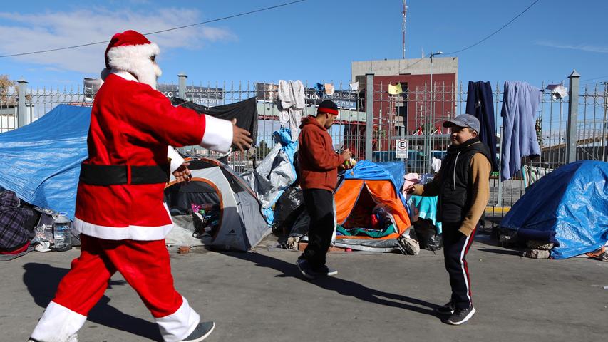 Kinder von Migranten erhielten am 25. Dezember  in Ciudad Juarez, Bundesstaat Chihuahua, Mexiko, neben der internationalen Brücke Paso del Norte-Santa Fe, Weihnachtsgeschenke. Sie waren zuvor von Fans der Fußballmannschaft des FC Juarez gesandt worden.