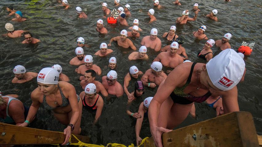Eine kühle Erfrischung genehmigten sich einige Schwimmer beim Eisbaden am 26. Dezember. Ein traditionelles Winterschwimmen findet in Prag jedes Jahr statt. Auf dem Foto verlassen Hartgesottene gerade das Wasser der Moldau.