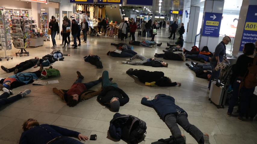 Aktion am Nürnberger Airport: Hier protestieren Aktivisten für das Klima