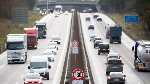 Genauso wie die Teilnehmer der Infratest Dimap Befragung sind die meisten ADAC-Mitglieder laut der 2020 durchgeführten Umfrage auch für ein Tempolimit. Allerdings sind 46 Prozent dagegen und sieben Prozent unentschlossen.