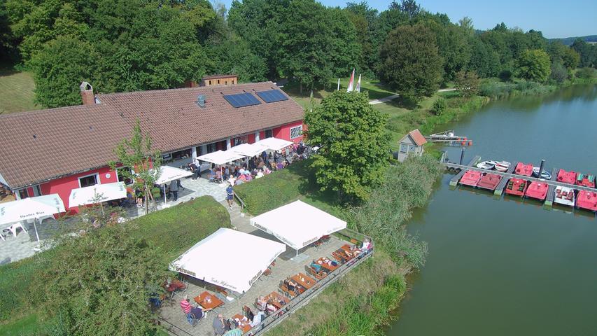 Im Kampf gegen die Veralgung lässt das Wasserwirtschaftsamt Ansbach den Hahnenkammsee erneut ausbaggern. Im Sommer wird dort der runderneuerte Kiosk eingeweiht, er firmiert nun unter dem Namen "Haus am See".