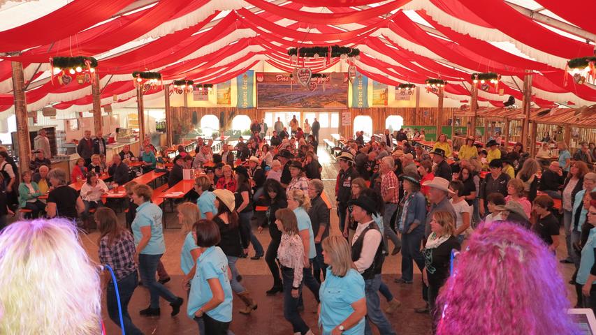 Im Regionalzelt hat bei der Gunzenhäuser Kirchweih der Linedance-Abend nicht nur einen festen Platz, sondern auch viele Fans.