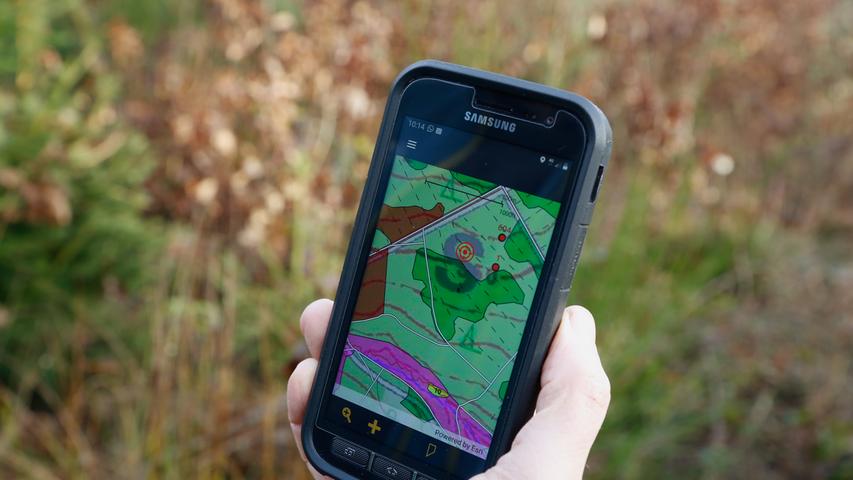 Der Förster von Heute ist mit dem Smartphone im Wald unterwegs: Eine spezielle App zeigt, welche Bäume von Schädlingen befallen sind.