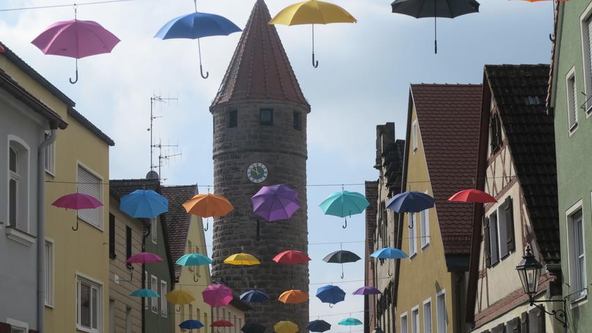 Sie bestimmten in der warmen Jahreszeit das Stadtbild: Die bunten Regenschirme in der Weißenburger Straße waren der Hingucker der Saison.