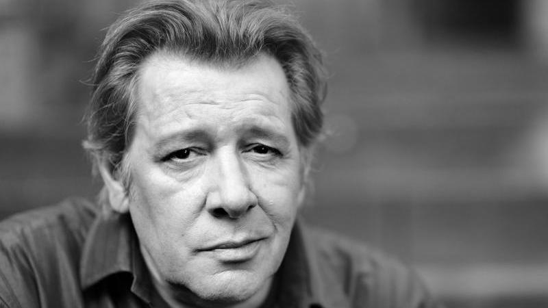 Der Schauspieler Jan Fedder, der vor allem für seine Rollen in der ARD-Dauerserie "Großstadtrevier", in "Das Boot" und in vier Siegfried-Lenz-Verfilmungen bekannt ist, ist im Alter von 64 Jahren verstorben.