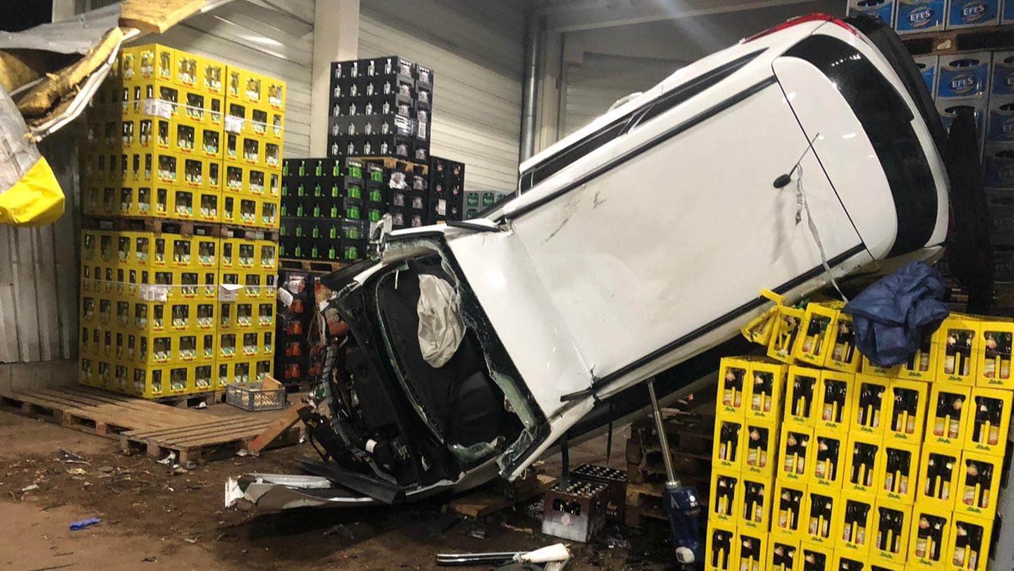 Der geraubte Wagen schleuderte durch die Luft, durchbrach die Wand einer Lagerhalle für Getränke und kam im Inneren zum Liegen. Der geraubte Wagen schleuderte durch die Luft, durchbrach die Wand einer Lagerhalle für Getränke und kam im Inneren zum Liegen.