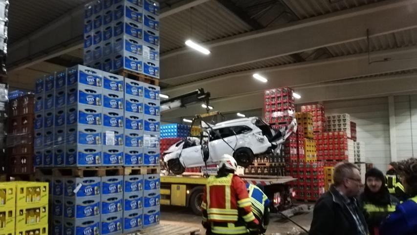 Gewaltverbrecher krachen mit gestohlenem Auto in Getränkehalle bei Ottensoos