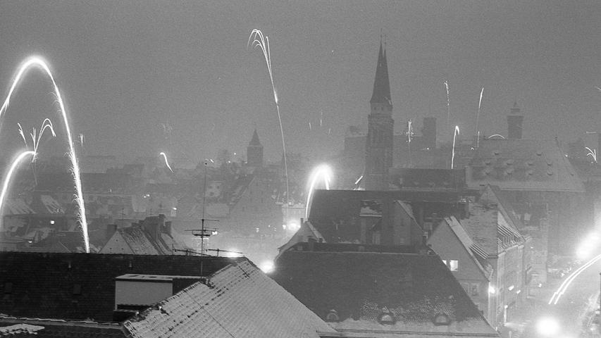 Für Minuten war beim Jahreswechsel der Sternenhimmel über Nürnberg um Tausende von bunten, schnell verlöschenden Sternchen reicher. Nürnberg empfing das neue Jahr mit Kanonenschlägen, Heulern und einer Fülle zischender und sprühender Raketen. Vor den Lokalen und den Haustüren unterbrachen viele das Feiern, um ihren Beitrag zum "Feuerwerk" zu leisten. Hier geht es zum Artikel vom 1. Januar 1970: Jahreswende nicht ohne Zwischenfall