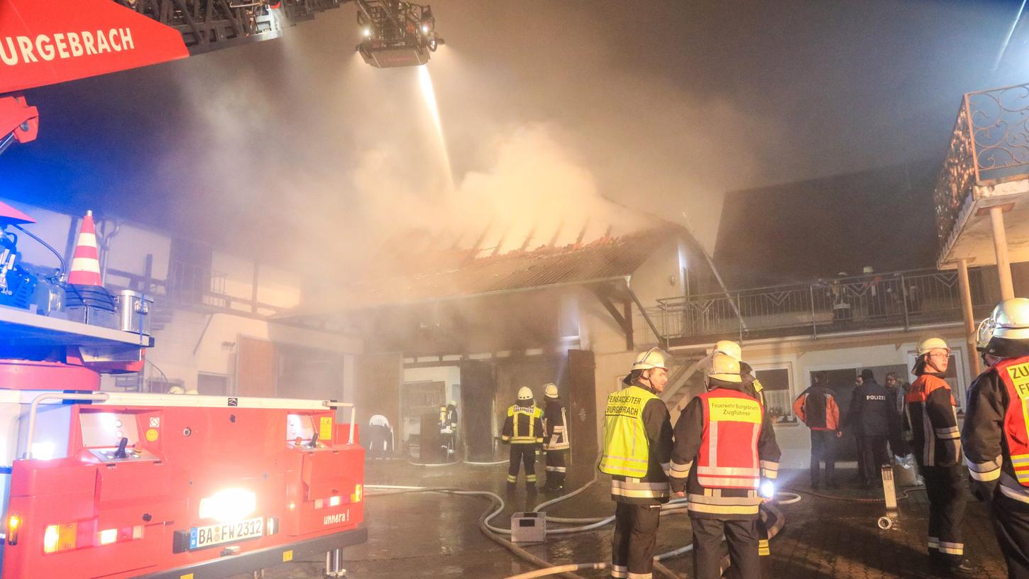 Achtung, Glatteis! Bei einem Einsatz im Landkreis Bamberg hatte die Feuerwehr nicht nur mit den Flammen zu kämpfen.