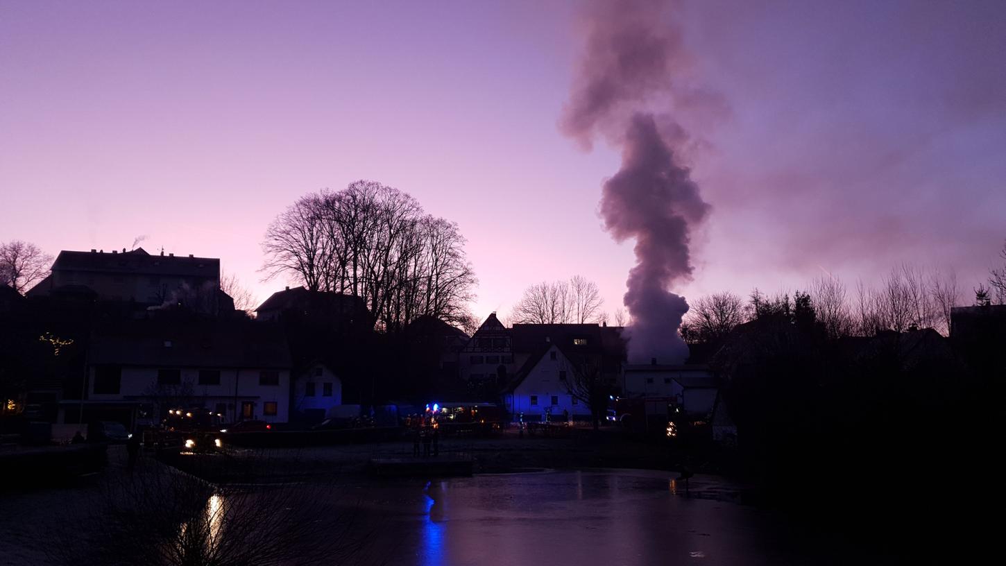 Rauchsäule über Wiesenthau: 65 Feuerwehrkräfte im Einsatz