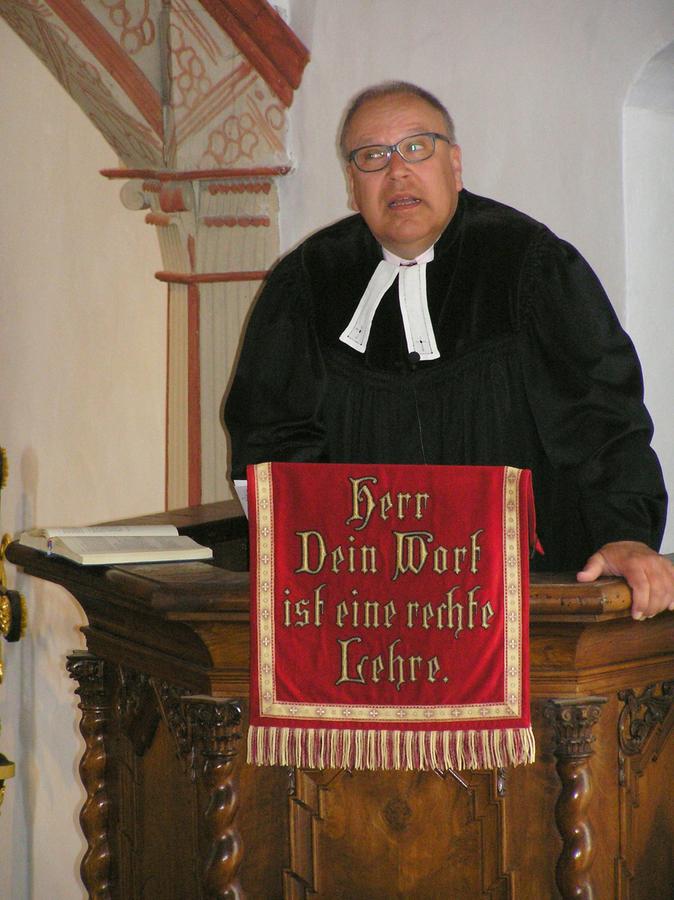 Pfarrer Rüdiger Schild blieb angesichts der Entgleisungen der betrunkenen "Kirchenkritikerin" gelassen und versuchte, den Gottesdienst fortzusetzen - mit mäßigem Erfolg.