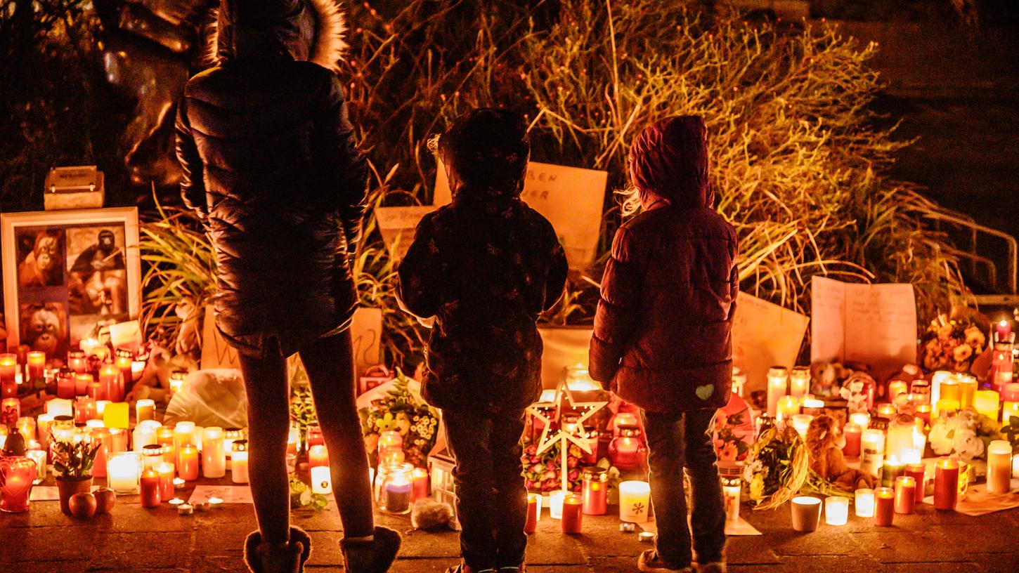 Trauernde haben nach dem Brand des Affenhauses im Krefelder Zoo Kerzen aufgestellt.