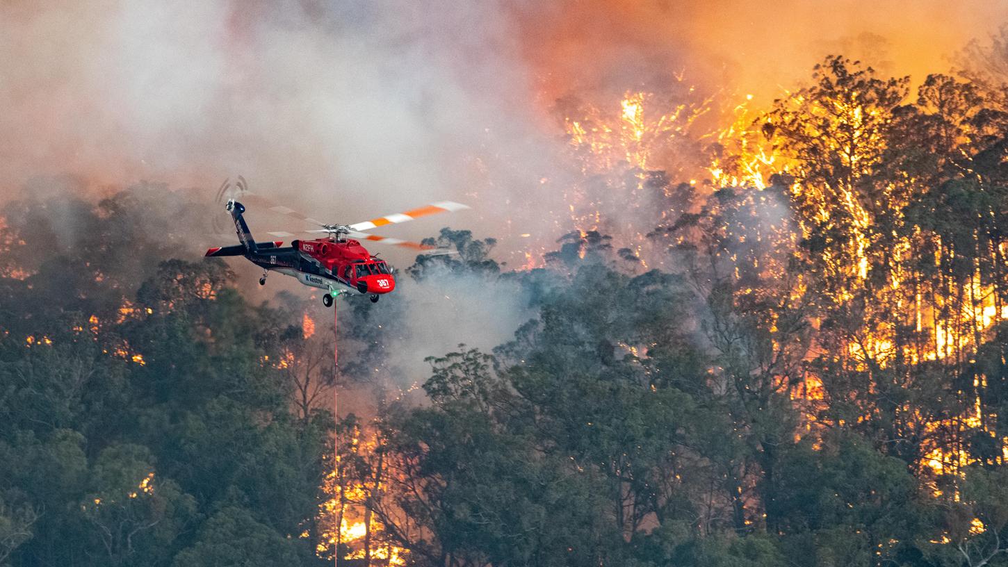 Ein Screenshot aus einem Video zeigt ein großes Feuer, das im Nordosten Tasmaniens brennt. Bei zahlreichen Bränden in der Nähe von Fingal war eine Fläche von mehr als 6600 Hektar betroffen.