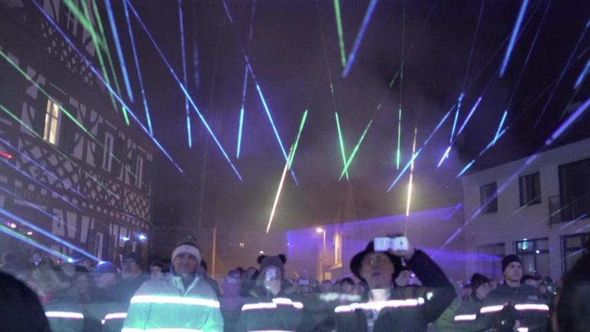 Viele sahen erst die Lasershow, bevor sie dann um Mitternacht das Feuerwerk am Himmel bewunderten.