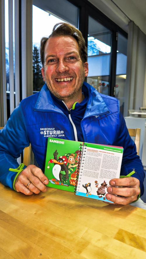 Der Skischul-Direktor in Lofer, Chrstian Sturm, zeigt Bobos Lebensgeschichte.