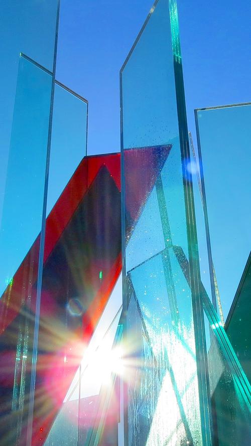 Vor dem Bauindustriezentrum Nürnberg des Bayerischen Bauindustrieverband steht eine interessante Skulptur aus Glasplatten. Der sonnige Neujahrstag bringt die Transparenz gut zum Ausdruck.