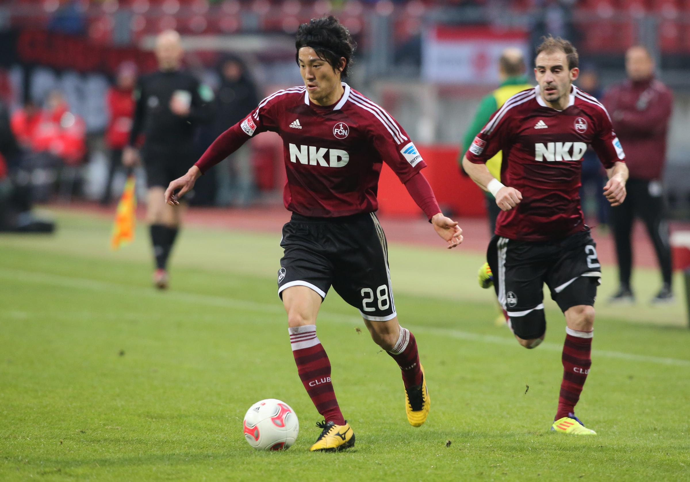 "Guten Tag. Mein Name ist Mu. Ich komme aus Japan. Ich gebe mein Bestes für den Club!" diktierte Mu Kanazaki bei seiner ersten Pressekonferenz für den Club im Januar 2013 in die Notizblöcke der Journalisten. Ob er für den Club wirklich sein Bestes gegeben hat? Daran kann man zweifeln. In der Regel im offensiven Mittelfeld zuhause musste der Japaner in Nürnberg größtenteils mit der Auswechselbank Vorlieb nehmen. Zwischenzeitlich wurde der Transfer-Flop sogar in die zweite Mannschaft verbannt. Die Folge: Kanazaki kehrte nach Japan zurück, wo er 2016 mit Kashima Antlers die Meisterschaft holte. 