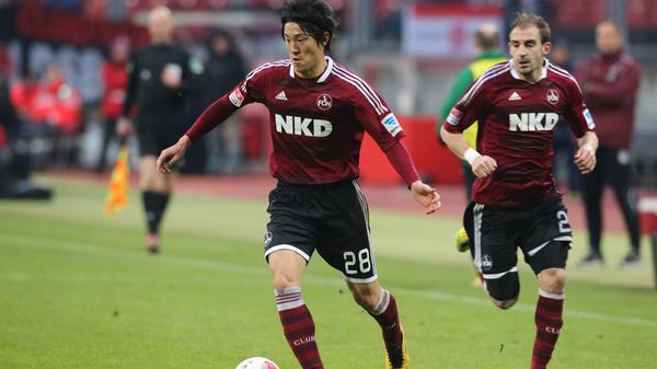 "Guten Tag. Mein Name ist Mu. Ich komme aus Japan. Ich gebe mein Bestes für den Club!" diktierte Mu Kanazaki bei seiner ersten Pressekonferenz für den Club im Januar 2013 in die Notizblöcke der Journalisten. Ob er für den Club wirklich sein Bestes gegeben hat? Daran kann man zweifeln. In der Regel im offensiven Mittelfeld zuhause musste der Japaner in Nürnberg größtenteils mit der Auswechselbank Vorlieb nehmen. Zwischenzeitlich wurde der Transfer-Flop sogar in die zweite Mannschaft verbannt. Die Folge: Kanazaki kehrte nach Japan zurück, wo er 2016 mit Kashima Antlers die Meisterschaft holte.