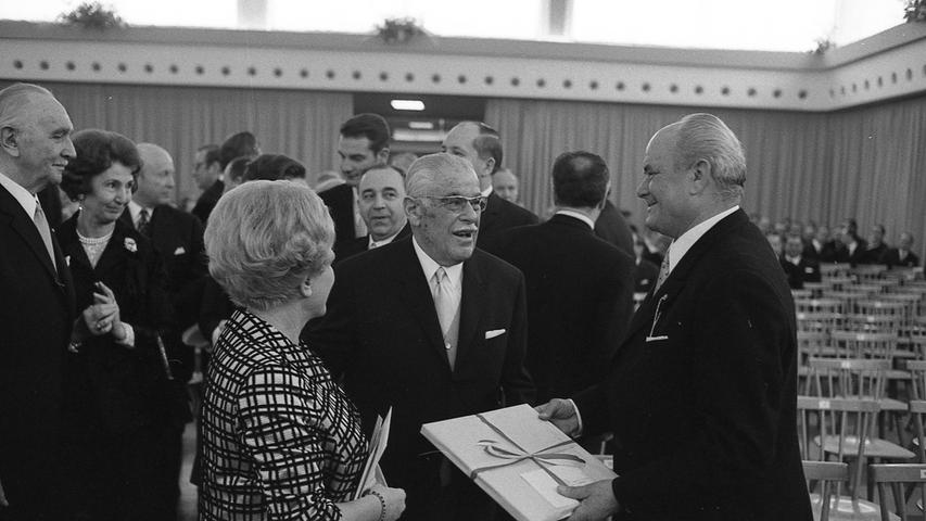 Bürgermeister Franz Haas übergab dem Jubilar nebst Gattin Grete das Geschenk zum 75. Geburtstag. Hier geht es zum Artikel vom 5. Januar 1970: Orden zum 75. Geburtstag