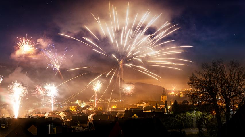 Mit einem strahlenden Feuerwerk am Himmel wurde das neue Jahr in Weißenohe begrüßt. Fotografin Christiane Höltschl hat den Moment eingefangen.