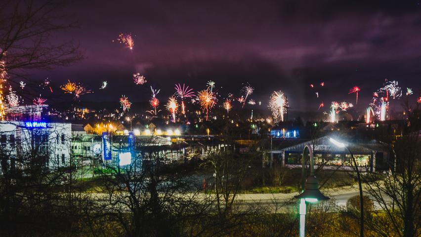 Ein prächtiges, leuchtendes Feuerwerk erstrahlte am violetten Nachthimmel über Forchheim: Mit ausgelassenem Feiern, Raketen und Böllern haben die Forchheimerinnen und Forchheimer um Mitternacht das neue Jahr begrüßt.