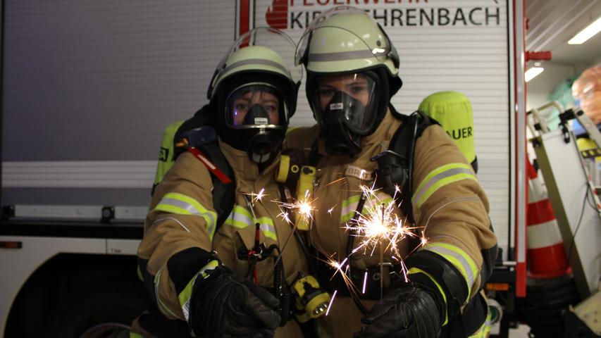 Auch die Feuerwehr Kirchehrenbach ist gut ins neue Jahr gestartet: Die beiden Feuerwehrfrauen Anna Maria Pauli (links) und Maria Brütting in voller Atemschutz-Ausrüstung freuen sich auf 2020.
