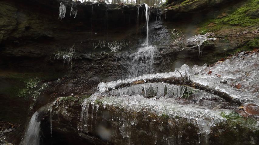 Der leichte Frost der letzten Tage hat den "Klingenden Wasserfall " beim Moritzberg schon teilweise erstarren lassen.
