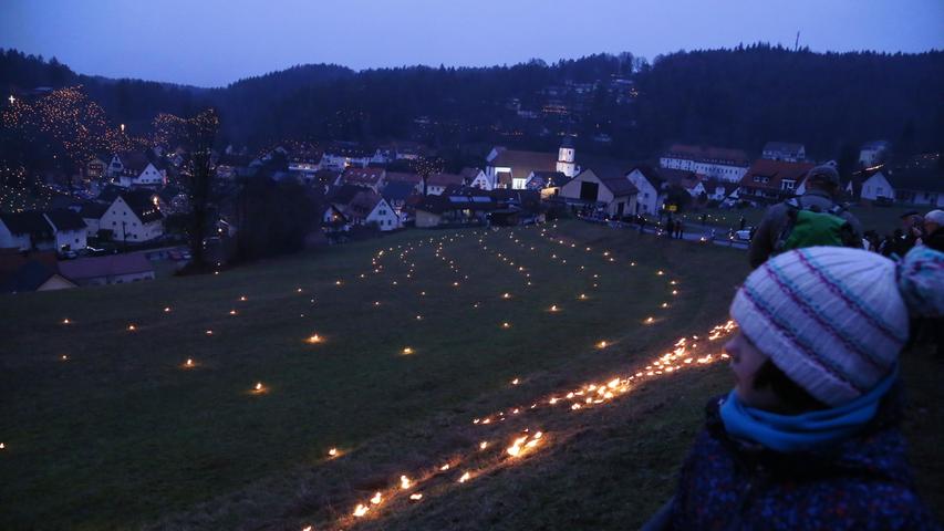 7000 Wachslichter: So schön war die Prozession in Obertrubach