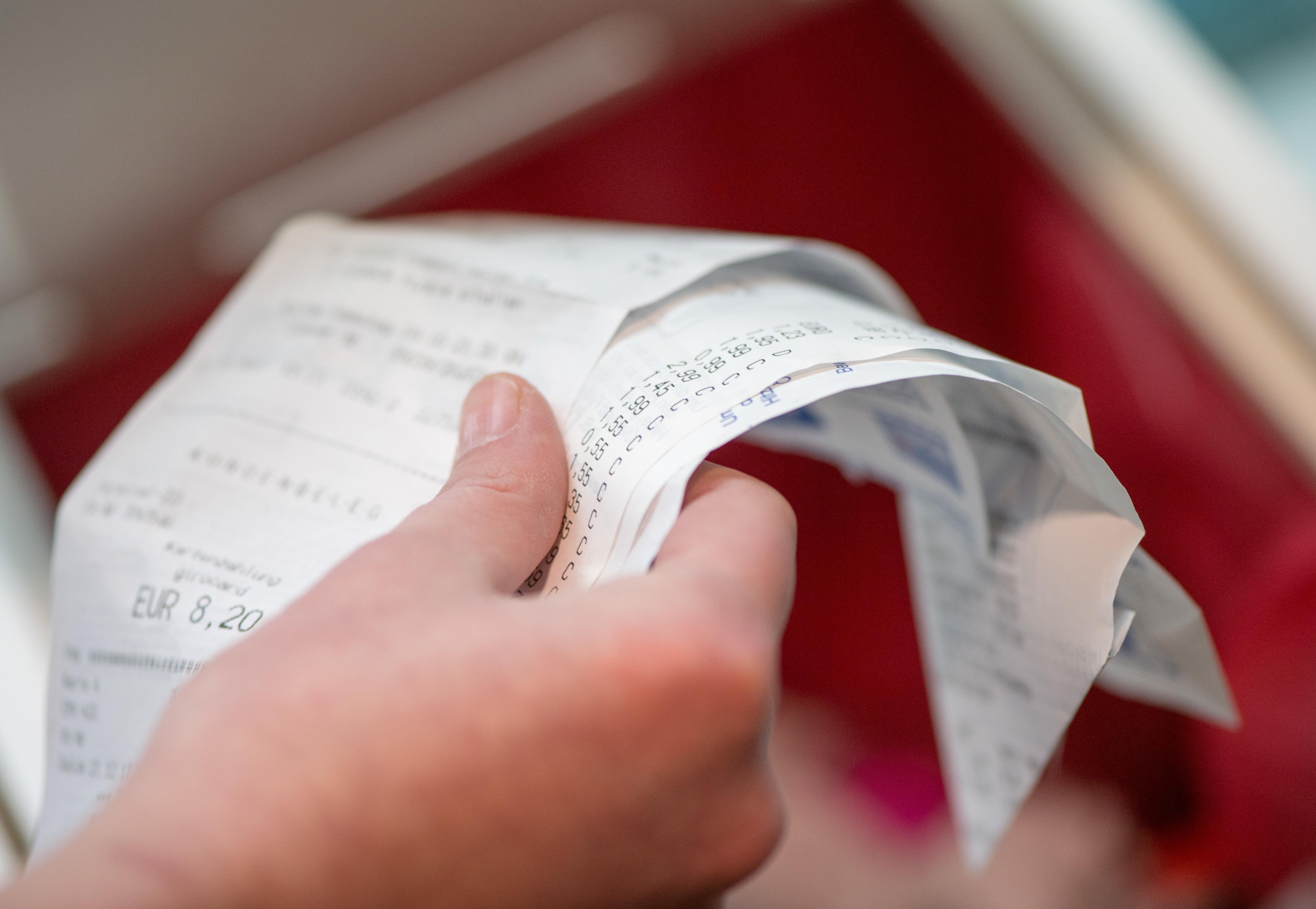 Der Staat verliert alljährlich hohe Summen, weil Unternehmen ihre Umsätze mit manipulierten Kassen, Schummelsoftware oder fingierten Rechnungen nicht oder falsch erfassen – vor allem in der Gastronomie und in anderen Branchen mit hohem Bargeldanteil. Die Steuergewerkschaft und einige Bundesländer beziffern den Schaden auf jährlich etwa zehn Milliarden Euro. Nach einer passenden Lösung des Problems suchten Bund und Länder viele Jahre, auch der Bundesrechnungshof mahnte immer wieder eine Regelung gegen Mogelkassen an. Ende 2016 hat der Gesetzgeber dann Maßnahmen beschlossen, die Steuerbetrug einen Riegel vorschieben sollen. Eine der Maßnahmen ist die umstrittene Bon-Pflicht, Teil des "Kassengesetzes" und seit 1. Januar 2020 in Kraft.