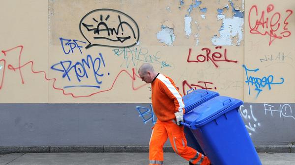 Kassenbelege bestehen häufig aus Thermopapier, dessen Beschichtung Chemikalien enthalten. Diese Bons dürfen nicht im Altpapier entsorgt werden - sie sollten laut Umweltbundesamt in den Restmüll wandern.