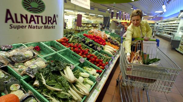 Der "Blue4est"-Kassenbon wird aus FSC-zertifiziertem Holz aus nachhaltiger Forstwirtschaft hergestellt und kommt ohne chemische Farbentwickler aus. Der umweltfreundliche Kassenbeleg kann im Altpapier entsorgt werden. Edeka, der Discounter Netto und der Bio-Händler Alnatura stellen ihre Kassensysteme auf den "Blue4est"-Kassenbon um.