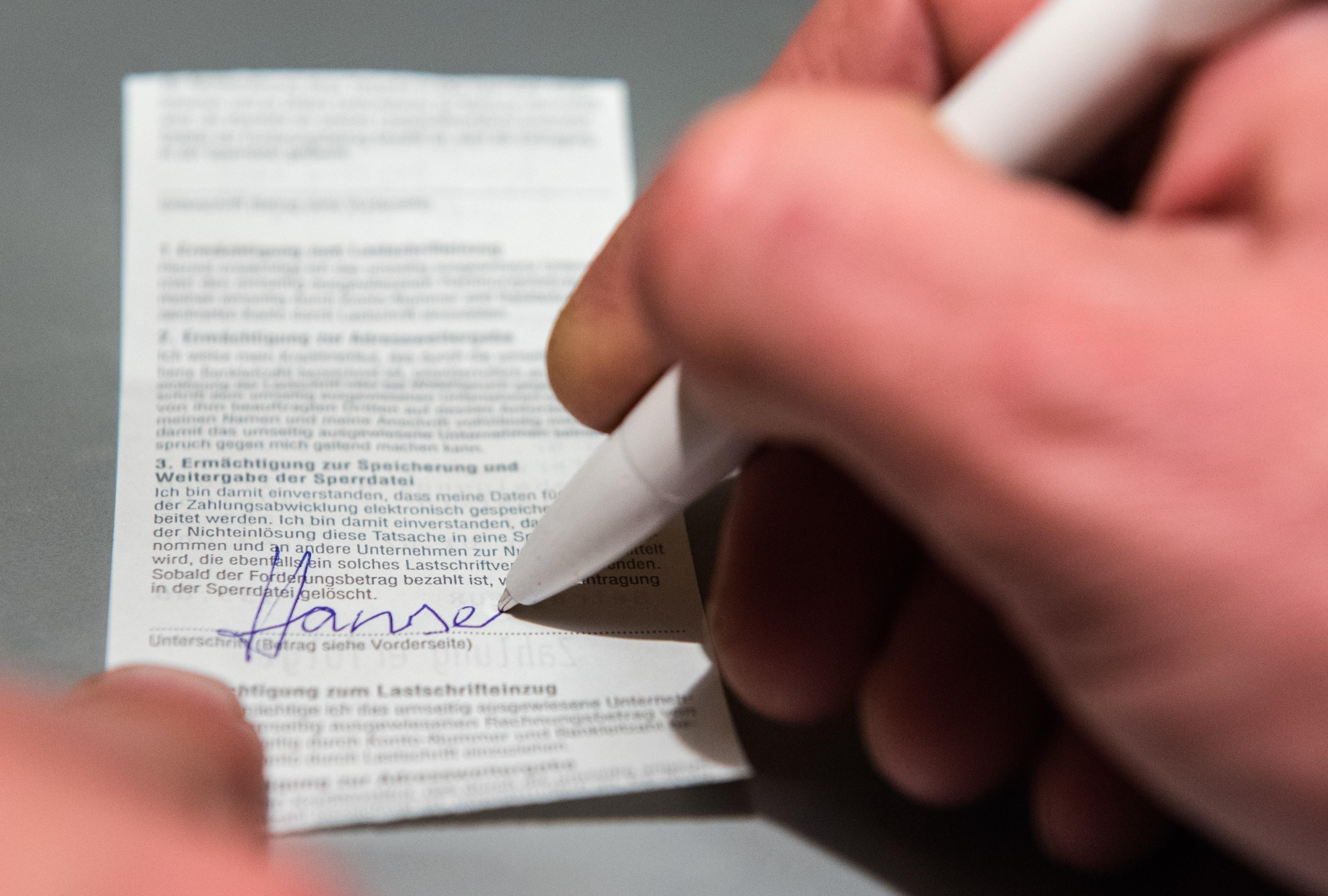 "E-Bon", "Online-Bon" oder der "Digitale Bon" – wie man ihn auch nennen mag, der papierlose Kassenbeleg ist die umweltfreundlichste Variante. Hier erhalten Kunden nach dem Bezahlen ihren Beleg per E-Mail – allerdings ist bei dem jeweiligen Unternehmen oder Dienst eine Anmeldung im Vorfeld nötig. Ausgenommen sind Kartenzahlungen, aus rechtlichen Gründen bekommen hier Kunden weiterhin den Kassenbeleg ausgehändigt. Auf die digitale Variante setzen unter anderem Rewe, Real und der Drogeriemarkt dm.