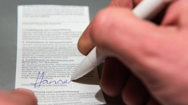 "E-Bon", "Online-Bon" oder der "Digitale Bon" – wie man ihn auch nennen mag, der papierlose Kassenbeleg ist die umweltfreundlichste Variante. Hier erhalten Kunden nach dem Bezahlen ihren Beleg per E-Mail – allerdings ist bei dem jeweiligen Unternehmen oder Dienst eine Anmeldung im Vorfeld nötig. Ausgenommen sind Kartenzahlungen, aus rechtlichen Gründen bekommen hier Kunden weiterhin den Kassenbeleg ausgehändigt. Auf die digitale Variante setzen unter anderem Rewe, Real und der Drogeriemarkt dm.