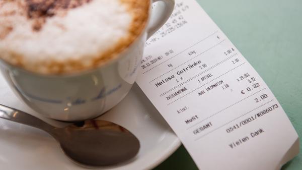 Die Bon-Pflicht ist zwar im Januar in Kraft getreten, aber nicht alle Unternehmer konnten sich schon eine neue oder umgebaute Kasse zulegen. Für die Umsetzung der technischen Sicherheitseinrichtung wurde daher eine Frist bis Ende September 2020 gewährt - daher kann es durchaus noch vorkommen, dass Ihnen kein Beleg angeboten wird. Ausnahmen von der Bon-Pflicht sind in "Härtefällen" auch möglich. Erhalten Kunden keinen Beleg, kann eine vom Finanzamt genehmigte Ausnahme der Grund dafür sein.