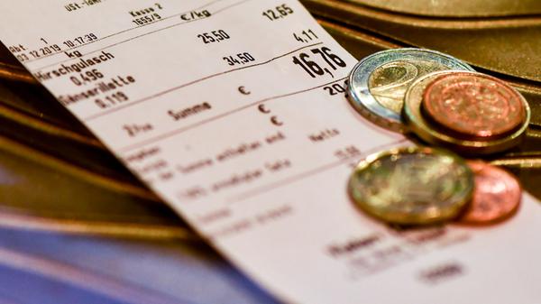 Erhalten Sie einen Beleg, der ihnen dubios vorkommt, so überprüfen Sie ob folgende Mindestanforderungen erfüllt wurden: Auf dem Bon befindet sich der vollständige Name und die vollständige Anschrift des Unternehmens, die Transaktionsnummer, die Menge und die Art der gelieferten Gegenstände oder der Umfang und die Art der sonstigen Leistung, das Datum der Belegausstellung sowie der Zeitpunkt des Vorgangbeginns und der Vorgangsbeendigung, der Betrag und Steueranteil sowie die Seriennummer des Sicherheitsmoduls oder Kassensystems.