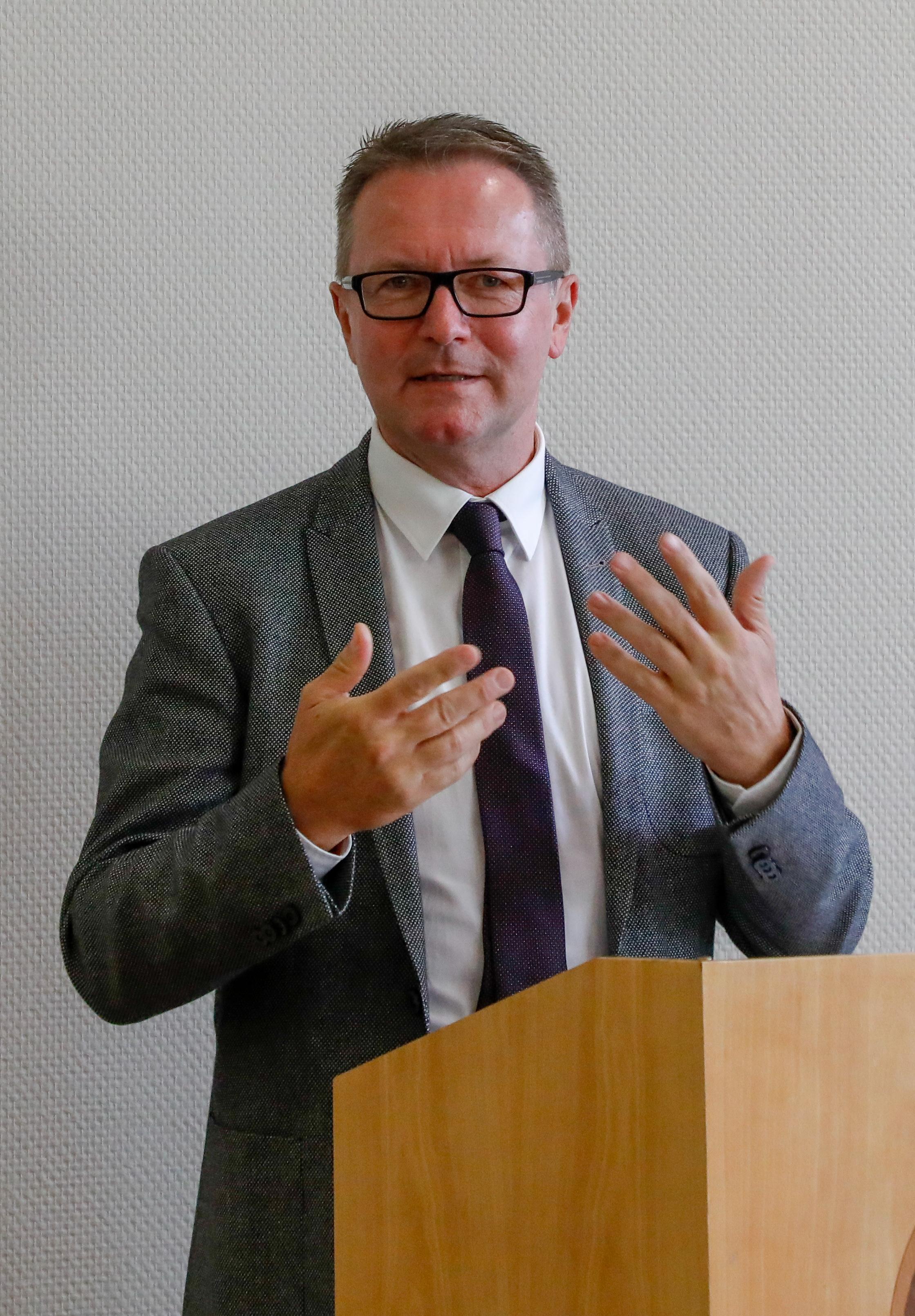 Betroffene Unternehmen hierzulande warnen vor höheren Kosten, mehr Bürokratie sowie Umweltschäden. Handwerkspräsident Hans Peter Wollseifer nannte die Bonpflicht "Blödsinn": "Die Betriebe fühlen sich gegängelt und vorgeführt." Unternehmen müssten viel in die neuen elektronischen Kassen investieren. Die FDP argmuentiert: Bei Betrieben mit fälschungssicheren Kassen sollte auf die Bonpflicht verzichtet werden. Wirtschaftsminister Peter Altmaier (CDU) klagt über Bürokratismus. Der größte Protest in der Region kommt von Bäckern und Metzgern, sagt Thomas Pirner, Chef der Handwerkskammer für Mittelfranken. Pirner hält es selbst für völlig übertrieben, dass "wegen jeder Brezel ein Bon rausgelassen werden muss". Viele Betriebe fühlten sich unter Generalverdacht gestellt, als wollten sich Bäcker und Metzger die Taschen mit Schwarzgeld vollstopfen. "Da wird mit Kanonen auf Spatzen geschossen", zürnt der Kammer-Präsident. Lesen Sie hier, wie die Bon-Pflicht auch in Nürnberg für Ärger sorgt.