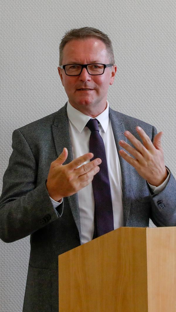 Betroffene Unternehmen hierzulande warnen vor höheren Kosten, mehr Bürokratie sowie Umweltschäden. Handwerkspräsident Hans Peter Wollseifer nannte die Bonpflicht "Blödsinn": "Die Betriebe fühlen sich gegängelt und vorgeführt." Unternehmen müssten viel in die neuen elektronischen Kassen investieren. Die FDP argmuentiert: Bei Betrieben mit fälschungssicheren Kassen sollte auf die Bonpflicht verzichtet werden. Wirtschaftsminister Peter Altmaier (CDU) klagt über Bürokratismus. Der größte Protest in der Region kommt von Bäckern und Metzgern, sagt Thomas Pirner, Chef der Handwerkskammer für Mittelfranken. Pirner hält es selbst für völlig übertrieben, dass "wegen jeder Brezel ein Bon rausgelassen werden muss". Viele Betriebe fühlten sich unter Generalverdacht gestellt, als wollten sich Bäcker und Metzger die Taschen mit Schwarzgeld vollstopfen. "Da wird mit Kanonen auf Spatzen geschossen", zürnt der Kammer-Präsident. Lesen Sie hier, wie die Bon-Pflicht auch in Nürnberg für Ärger sorgt.