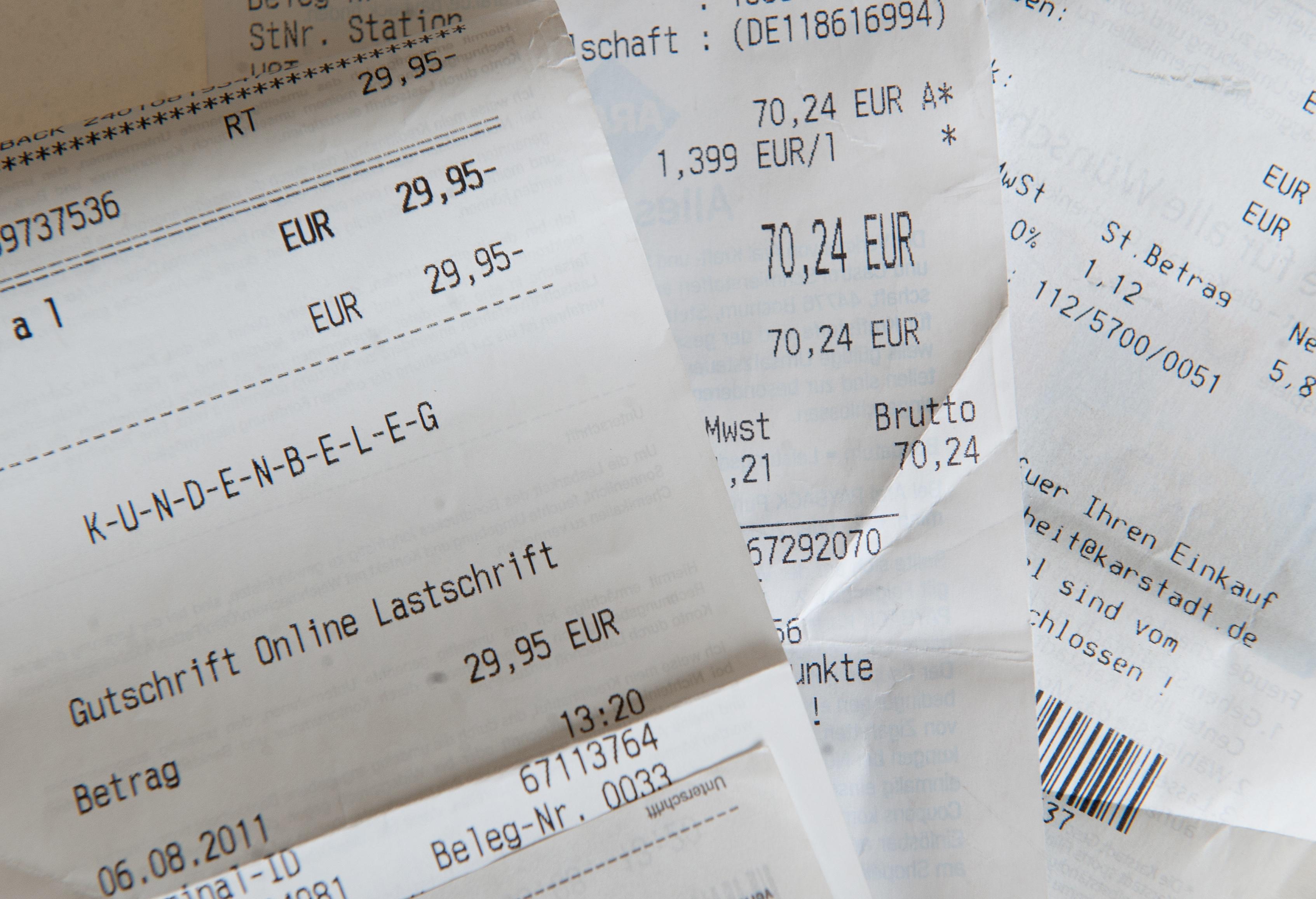 Bisher enthielt die Beschichtung bei Kassenbons aus Thermopapier häufig auch die Chemikalie Bisphenol A, dieser ist ab 2020 als Beschichtung von Thermopapier allerdings verboten. Auf der Internetseite des Umweltbundesamts heißt es dazu: "Als 'besonders besorgniserregender Stoff' ist Bisphenol A ab 2020 als Beschichtung von Thermopapier verboten, um die menschliche Gesundheit zu schützen. Hierdurch werden hoffentlich auch die Einträge in die Umwelt sinken." Bisphenol A ist hormonell wirksam und kann die Fortpflanzungsfähigkeit von Lebewesen beeinträchtigen. Studien belegen, dass der Stoff bei Fischen und Amphibien Fortpflanzung und Entwicklung schädigt.