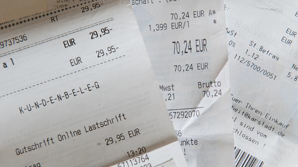 Bisher enthielt die Beschichtung bei Kassenbons aus Thermopapier häufig auch die Chemikalie Bisphenol A, dieser ist ab 2020 als Beschichtung von Thermopapier allerdings verboten. Auf der Internetseite des Umweltbundesamts heißt es dazu: "Als 'besonders besorgniserregender Stoff' ist Bisphenol A ab 2020 als Beschichtung von Thermopapier verboten, um die menschliche Gesundheit zu schützen. Hierdurch werden hoffentlich auch die Einträge in die Umwelt sinken." Bisphenol A ist hormonell wirksam und kann die Fortpflanzungsfähigkeit von Lebewesen beeinträchtigen. Studien belegen, dass der Stoff bei Fischen und Amphibien Fortpflanzung und Entwicklung schädigt.