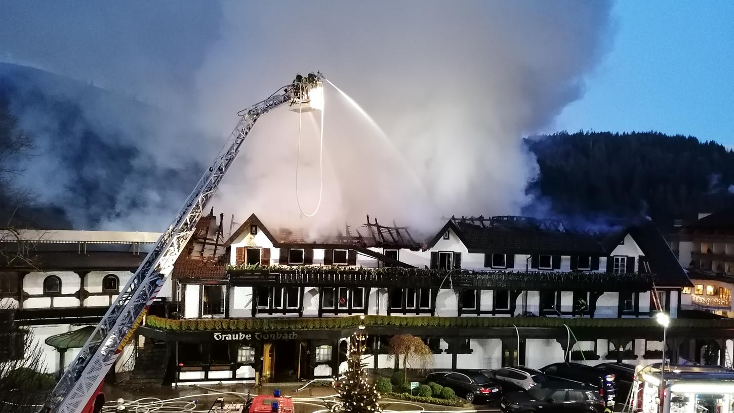 Das Drei-Sterne-Restaurant "Schwarzwaldstube" ist in der Nacht zum Sonntag durch ein Feuer komplett zerstört worden. Es entstand ein Sachschaden in Millionenhöhe.