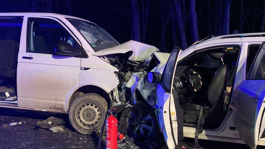 Der 19 Jahre alte Unfallverursacher und seine 17-jährige Beifahrerin erlitten bei dem Zusammenprall schwere, jedoch nicht lebensgefährliche Verletzungen.