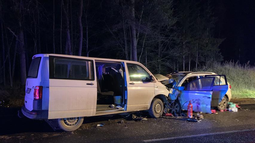 Kleinbus rammt Familienauto auf B2: Mutter und drei Kinder tot