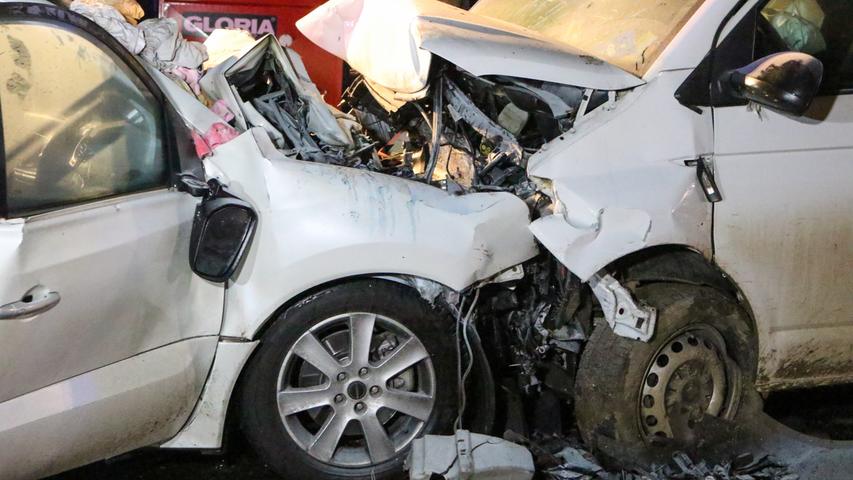 Kleinbus rammt Familienauto auf B2: Mutter und drei Kinder tot