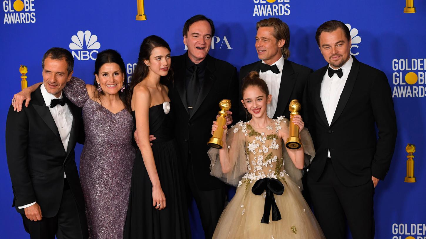 Die Crew von "Once Upon a Time in Hollywood" - unter anderem mit Regisseur Quentin Tarantino, Brad Pitt und Leonardo DiCaprio - posiert mit Auszeichnung für die Presse.